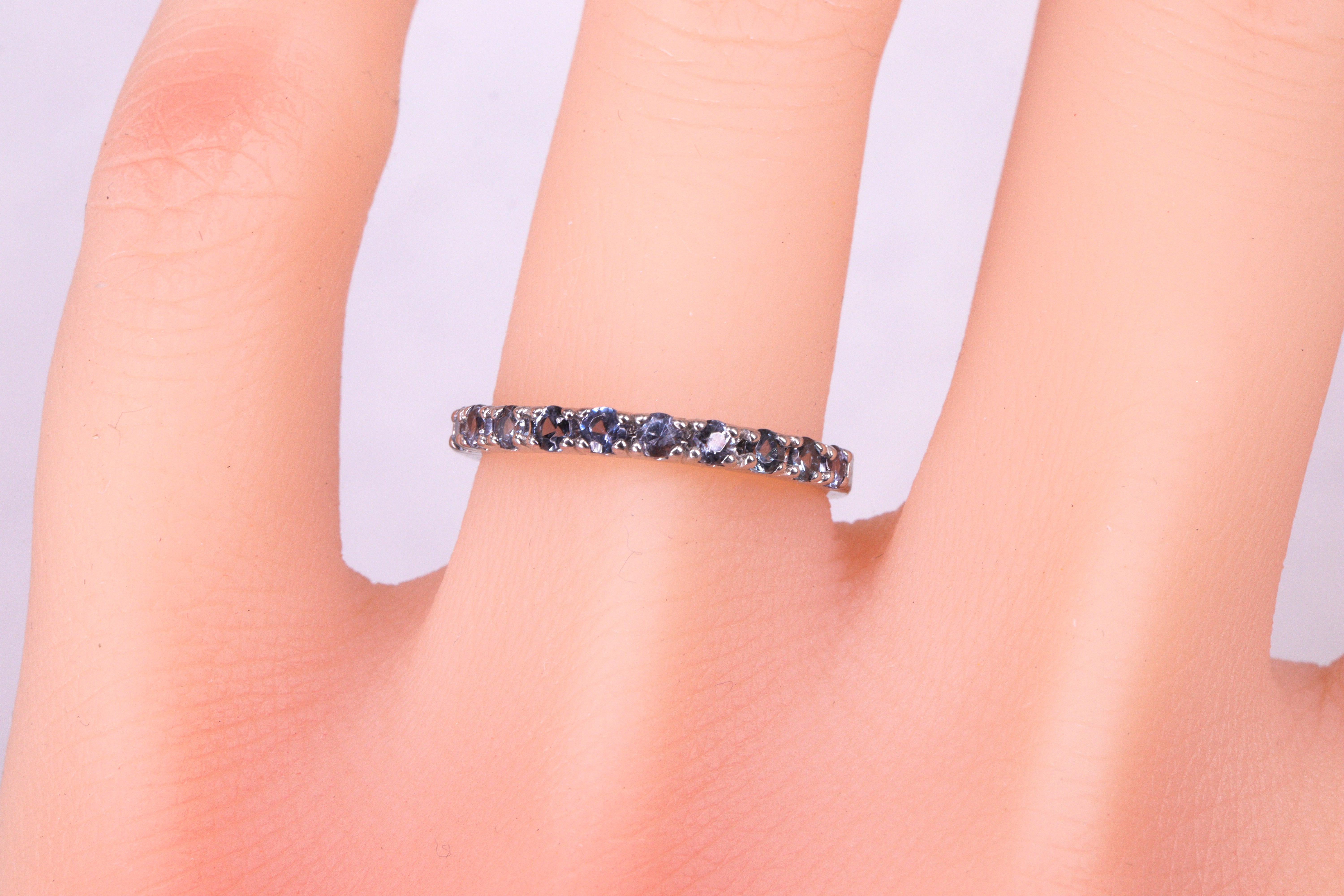 カラーチェンジガーネット エタニティリング 共有爪タイプ