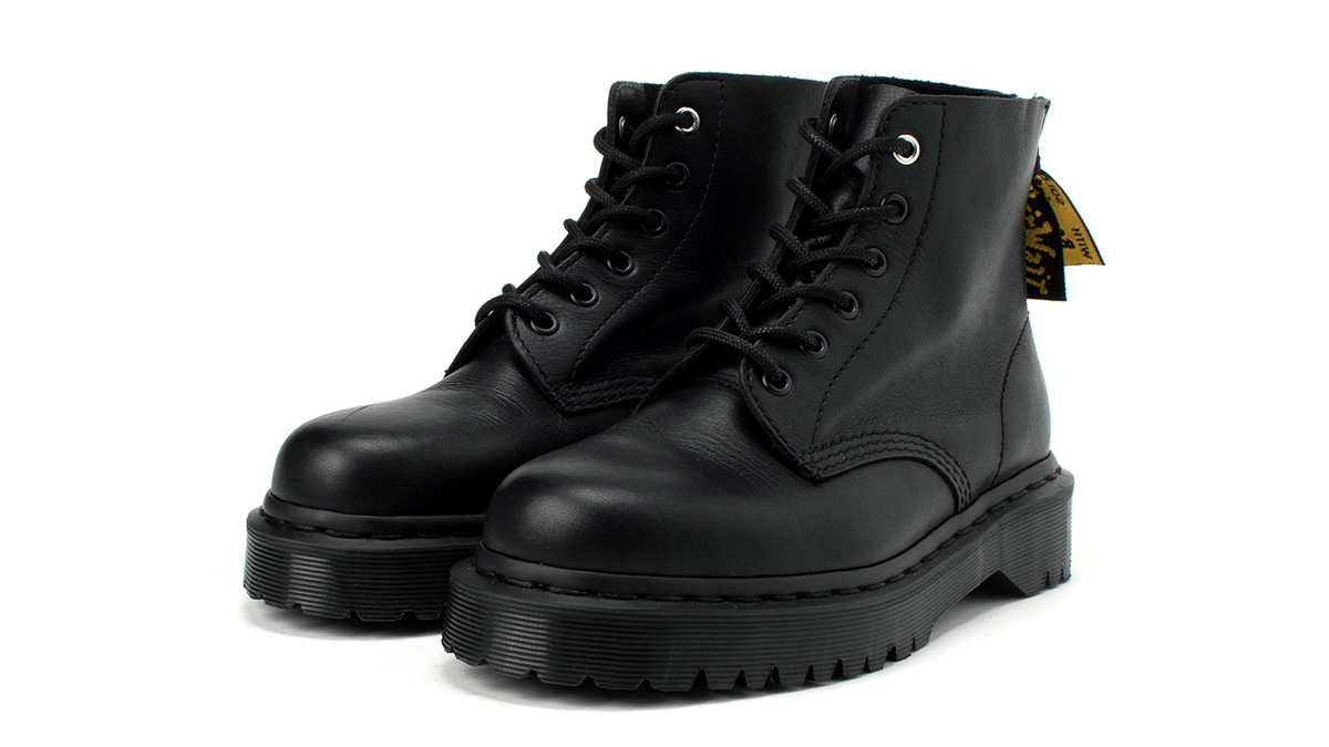 Y'sとドクターマーチンの新作コラボは英国製レザーの高級感漂うオール