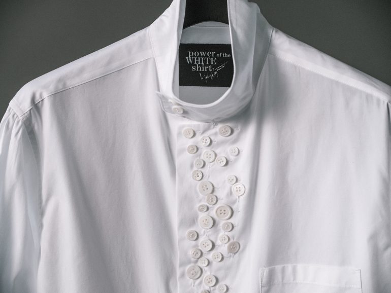 多数のボタンで自由にシルエットを調節できるYohji Yamamotoの新作