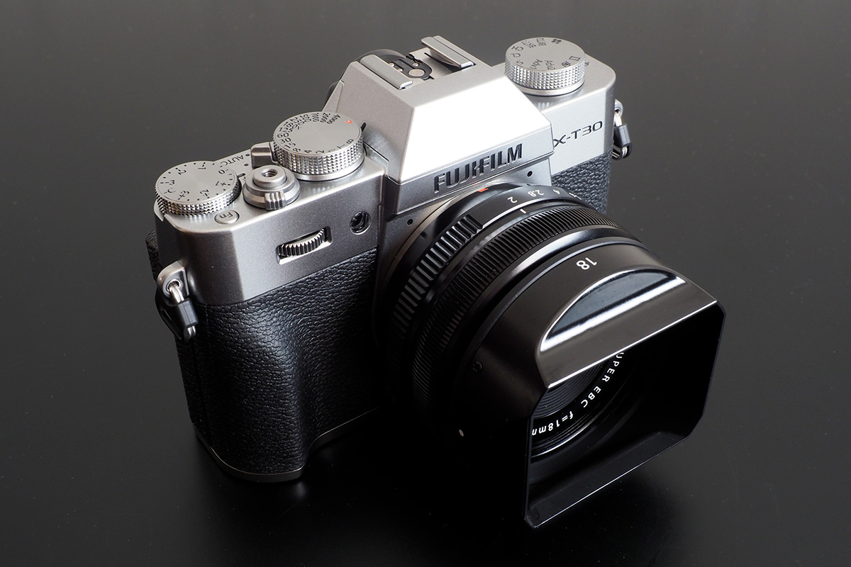 富士フイルムのミラーレスの入門機「X-T30II」と単焦点レンズ