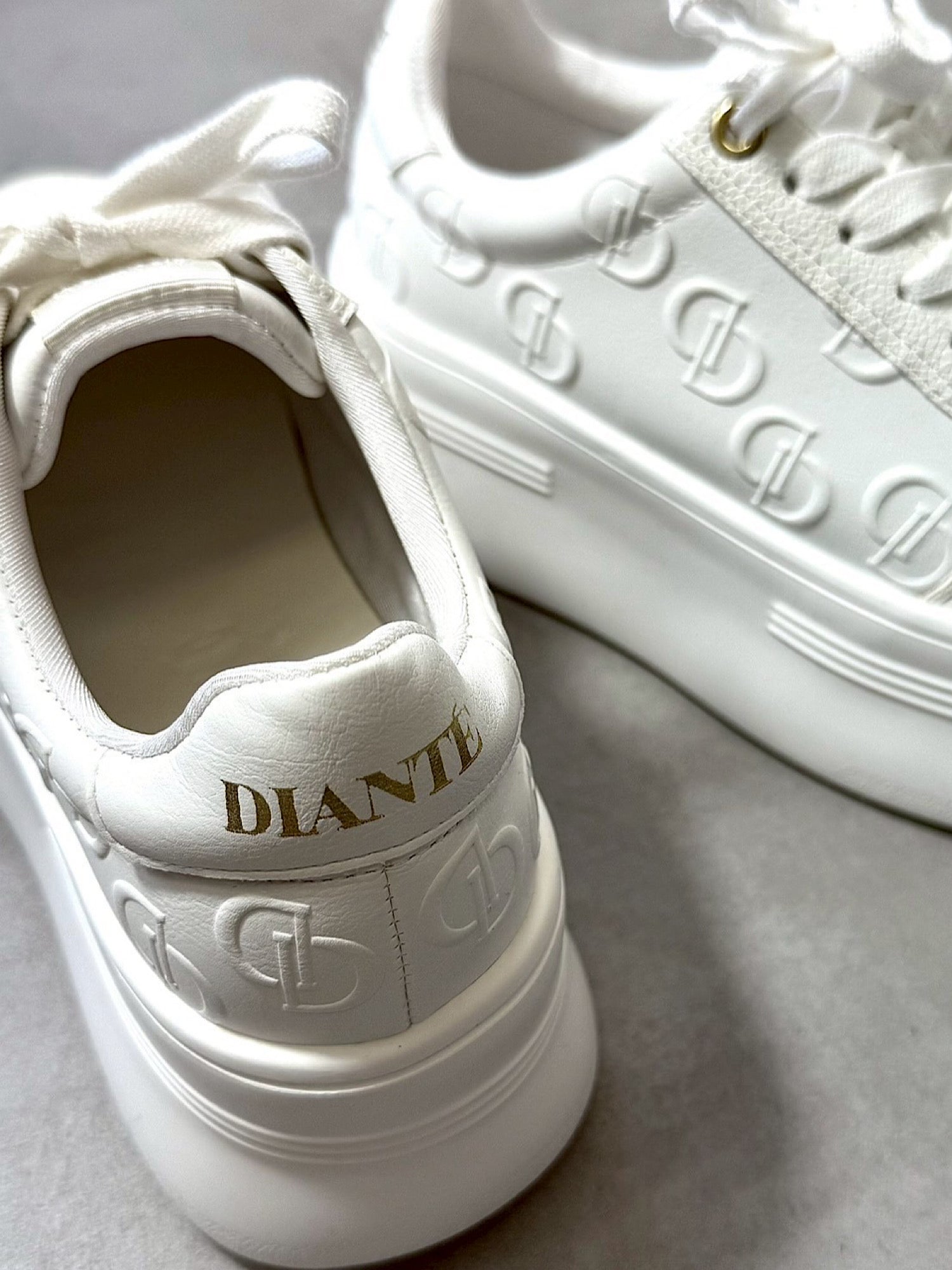 Emboss logo sole sneakers | DIANTÉ (ディアンテ)公式通販サイト
