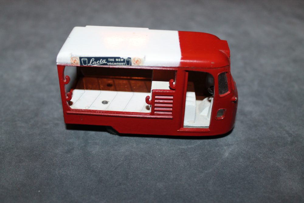 Spot-On Toys 122 United Dairies Milk Float - Diecast