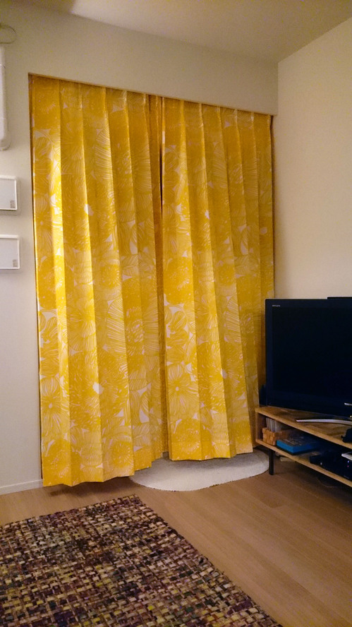 マリメッコ】クルイェンポルヴィのカーテンがお部屋を華やかに* - 北欧