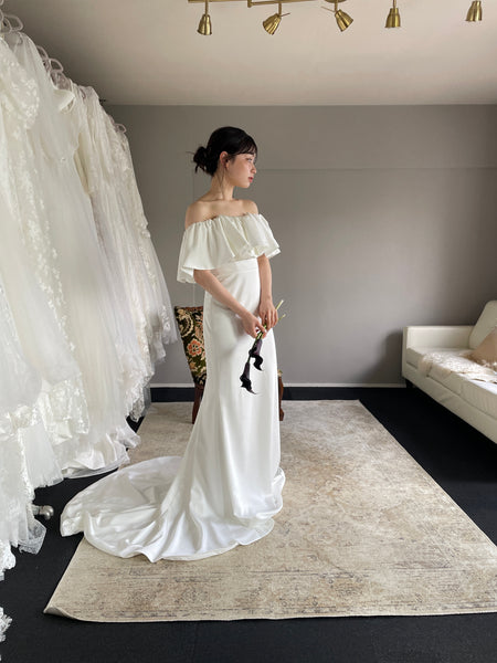 オフショルダー フリル ソフトマーメイドドレス ホワイト（W300WH）