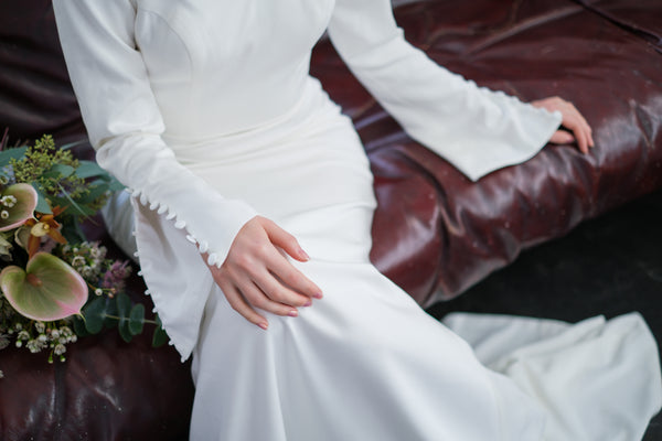 Vネック フレアスリーブ スレンダードレス（W159）