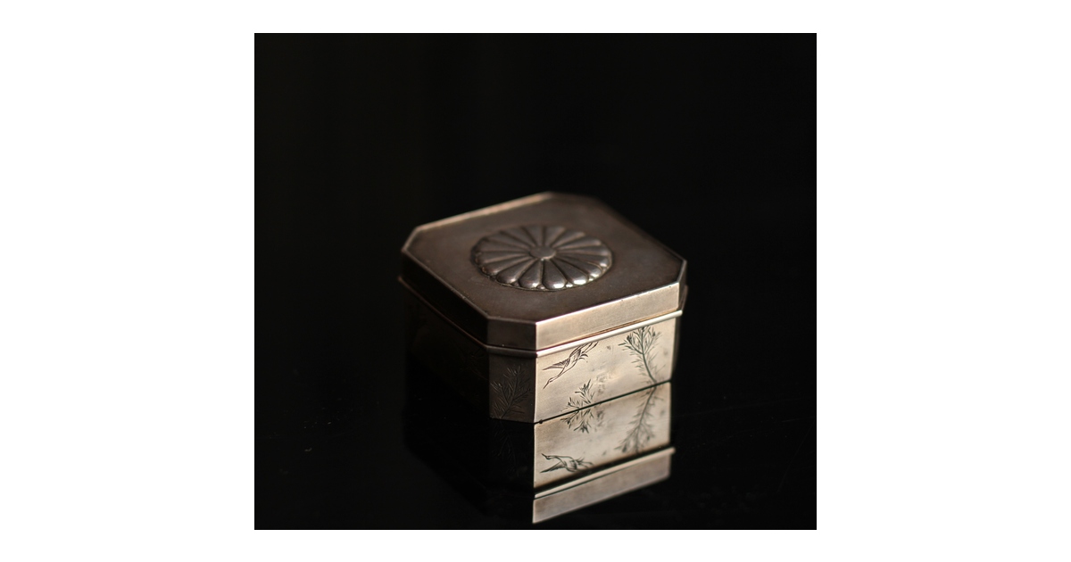 一鶴斎共箱銀香合 S1446｜骨董店 のびる 古美術 骨董 和風建具 蔵戸