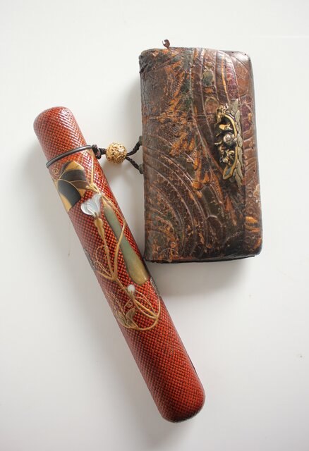 池田泰真 金唐革製 煙草入 泰真蒔絵筒/彫金四君子緒締/神仏目貫 Q056