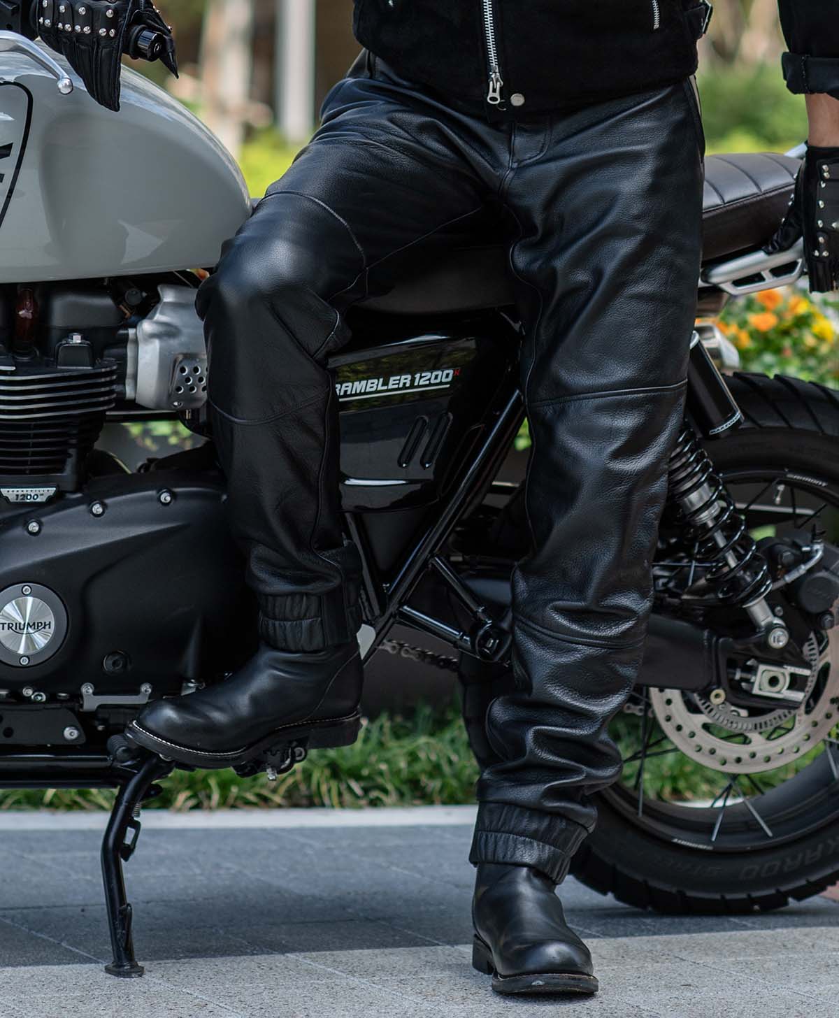 LEATHER JOGGER / ブラック