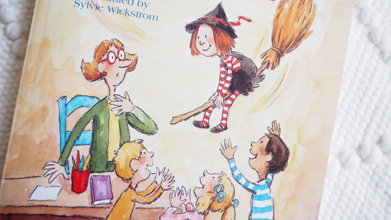 小学校1年生がこの春ドハマりした英語絵本①「Little Witch Goes to