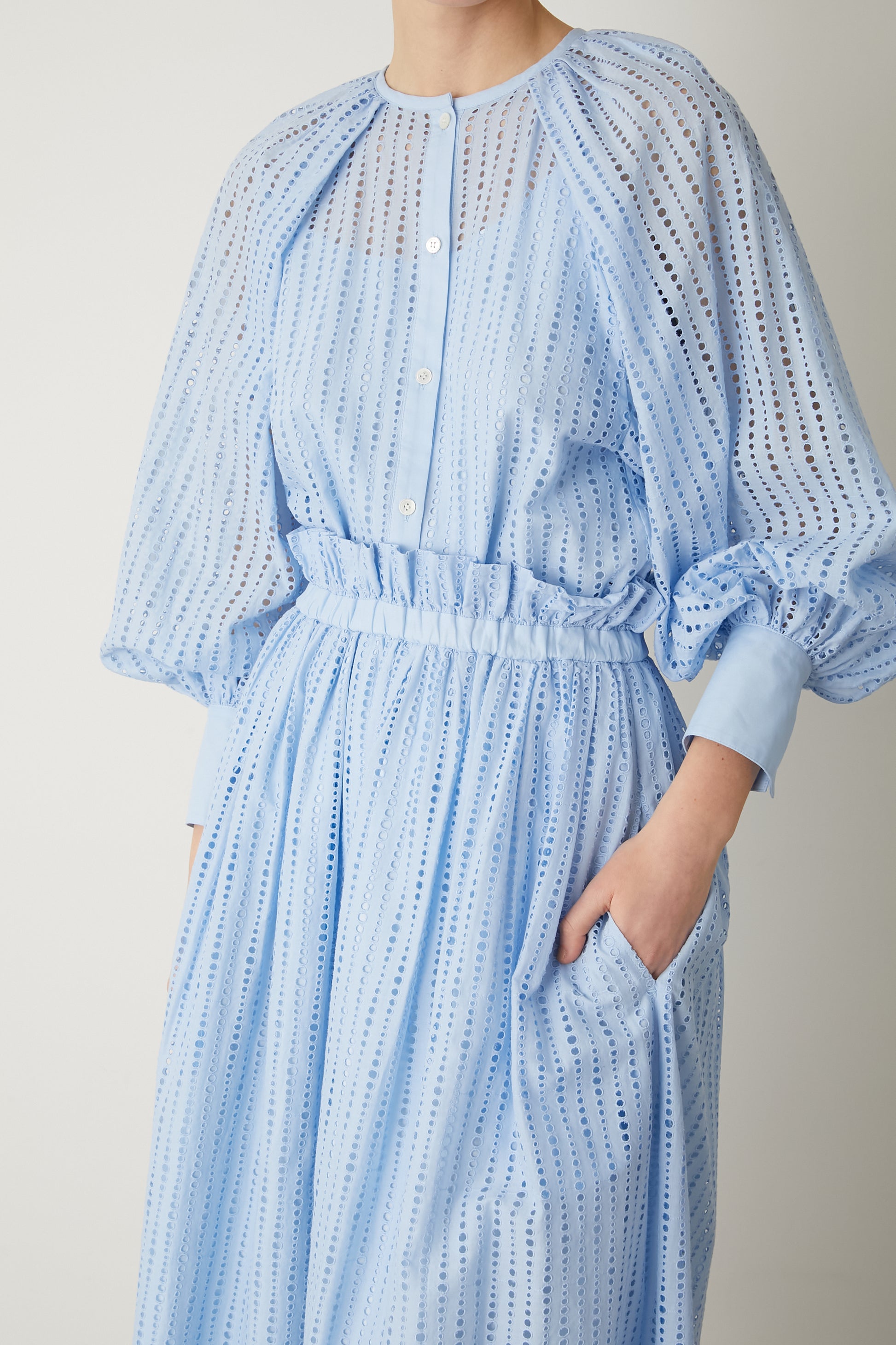 エンブロイダリーシャツ【BLUE】 – ELLIE