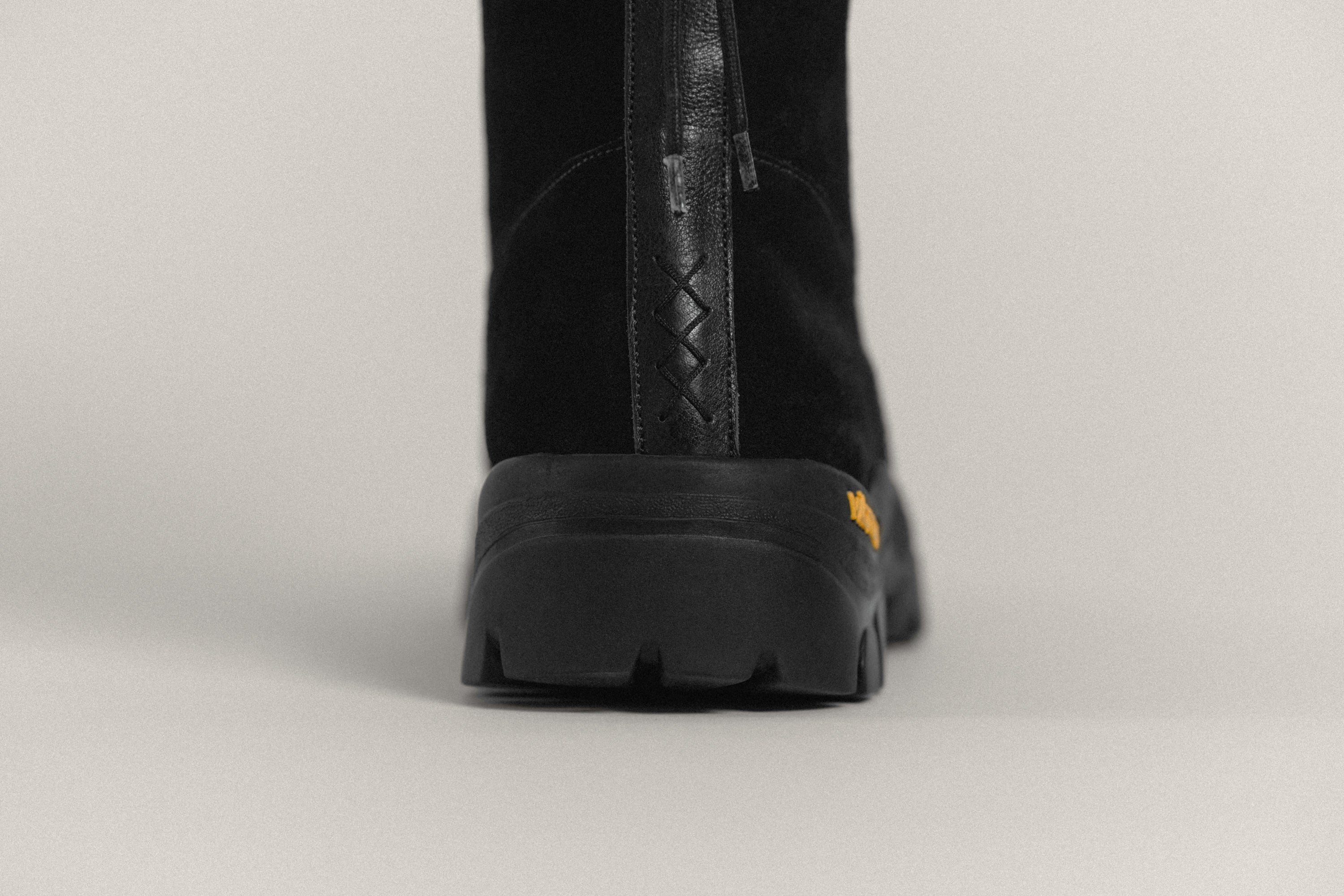 BOOTS MASSOT BLACK – TOUT Y EST EN