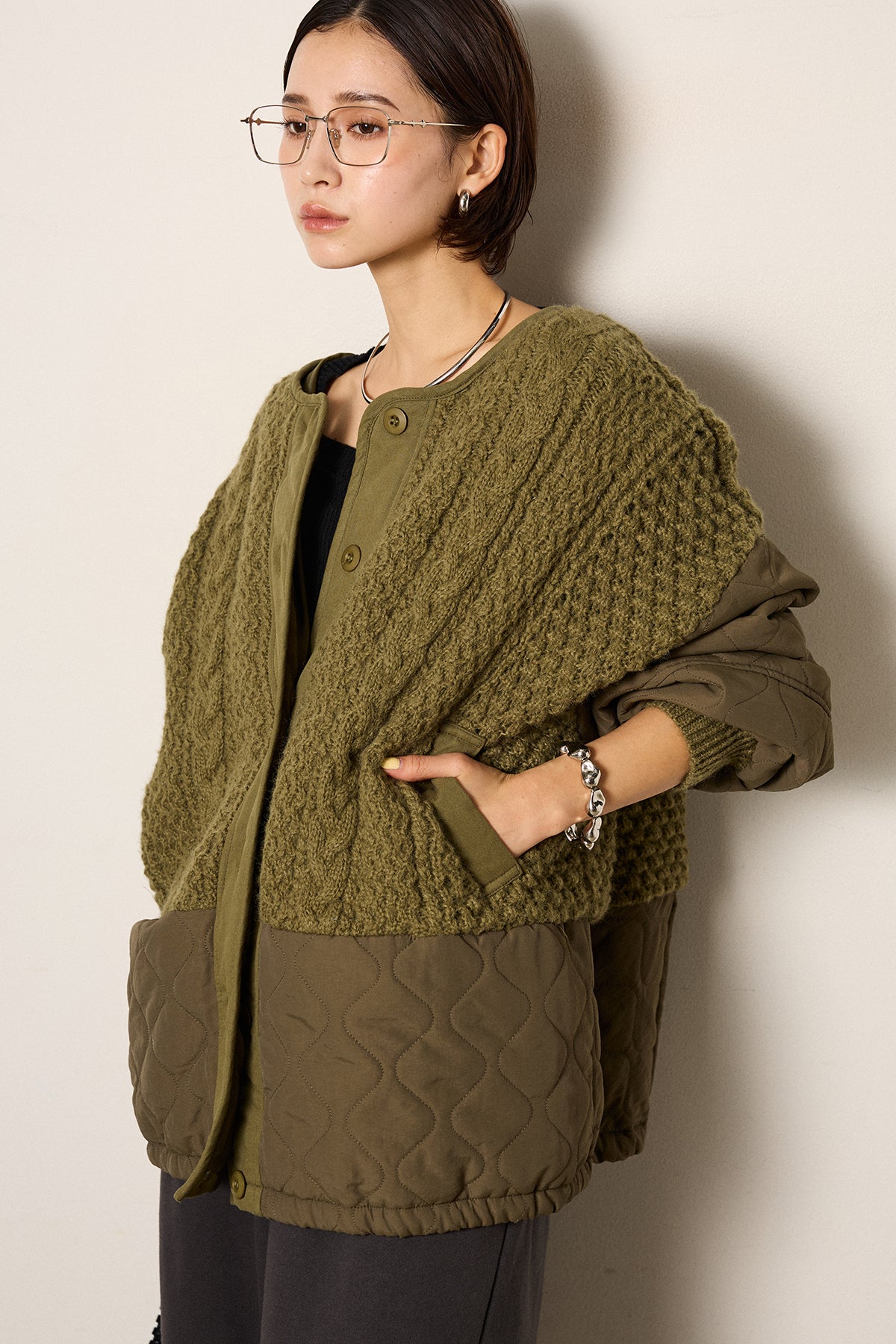 即納】アラン編みニットノーカラー裾キルティングブルゾン – ESICA