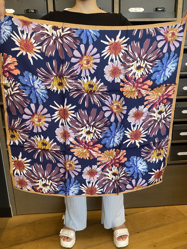 LOEWE シルクスカーフ 花と鳥のプリント LOEWE シルクスカーフ 花と鳥