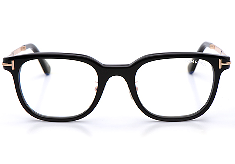 新光堂｜トムフォード「JAPAN 2024 AW コレクション」より、見る角度で