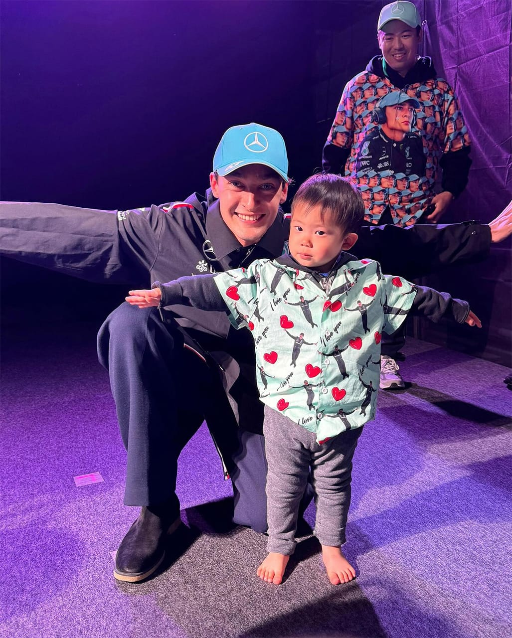 ジョージ・ラッセル 自分がプリントされたシャツを着た子供に感激 / F1