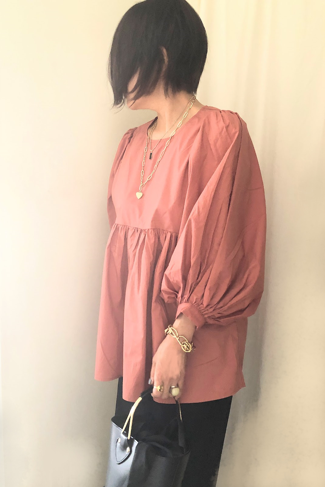 サーモンピンクのボリューム袖ブラウスのコーデ | 50代になっても