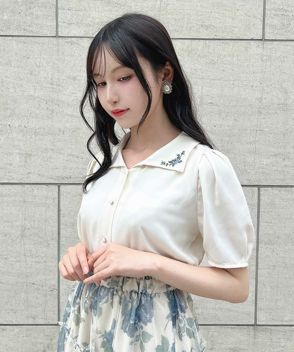 プチローズ刺繍入り変形衿ブラウス/an another angelus [55BF02h001