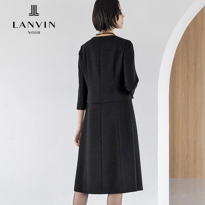 立体的なシルエットが美しい襟ぐりのアンサンブル 15号・ブラック