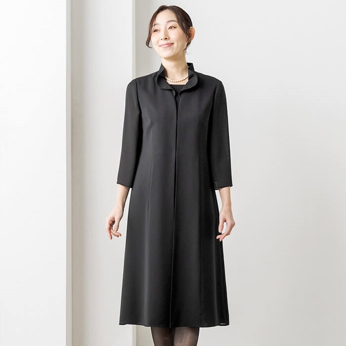 美しいフリルカラーの夏ワンピース 15号・ブラック｜東京ソワール