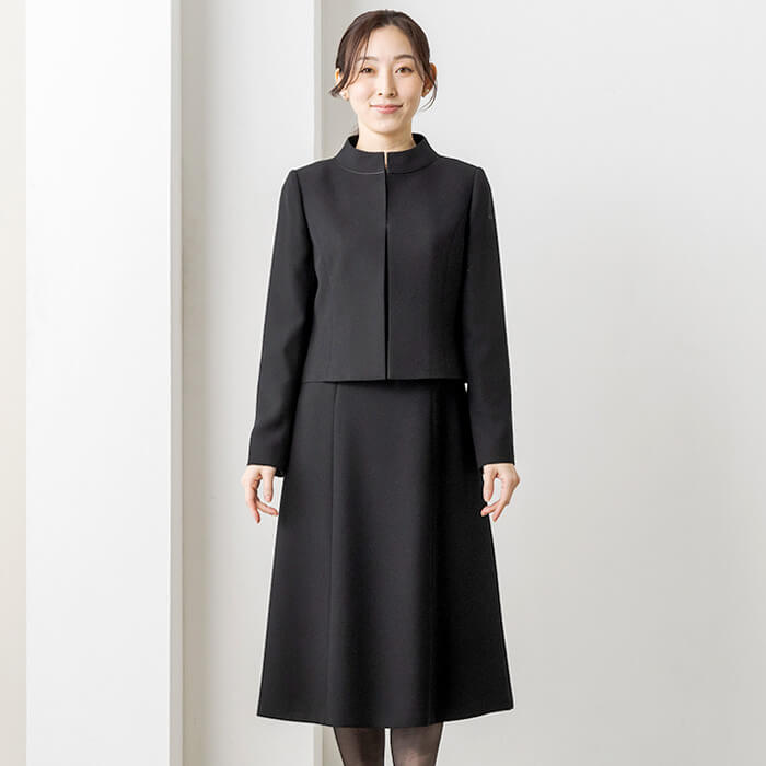 ノーカラーのリボン付アンサンブル 9号・ブラック｜東京ソワール