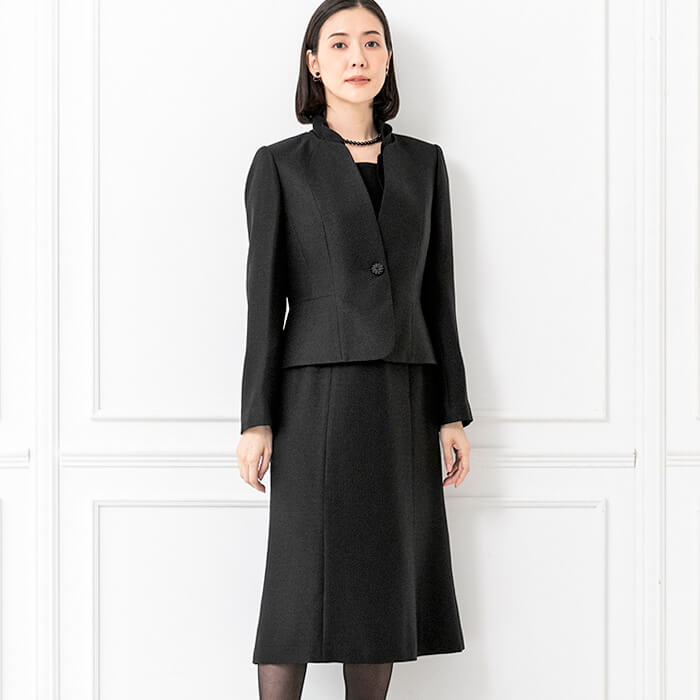 フリルカラーの米沢織ジャカードアンサンブル 13号・ブラック｜東京