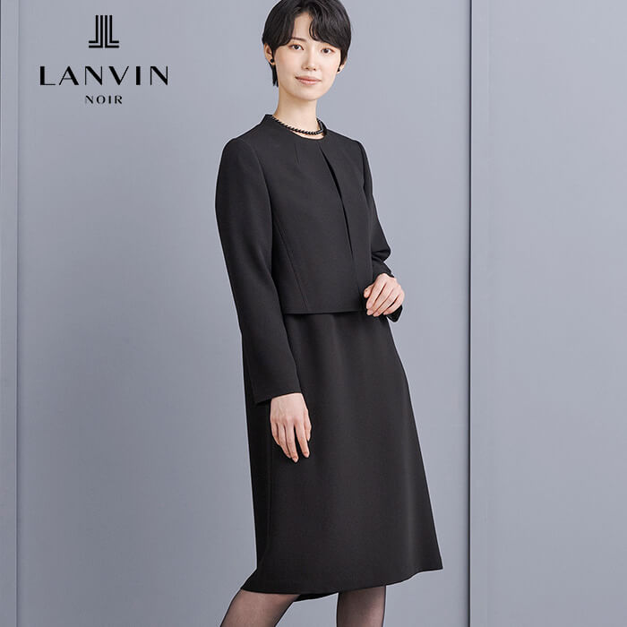 美しいカッティングのアンサンブル 9号・ブラック｜東京ソワール