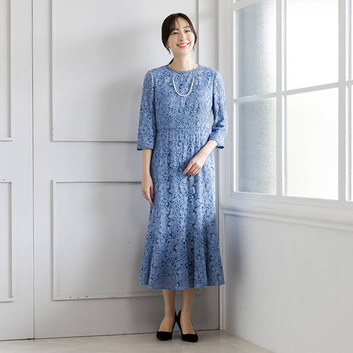 華やかな総レースのワンピース 11号・スカイブルー｜東京ソワール