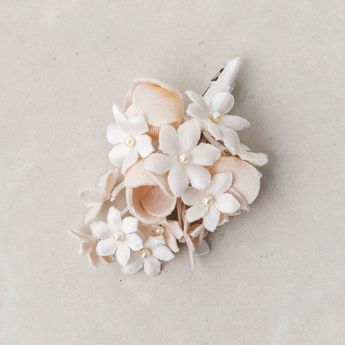 小花をまとめたナチュラルなコサージュ ・オフホワイト｜東京ソワール