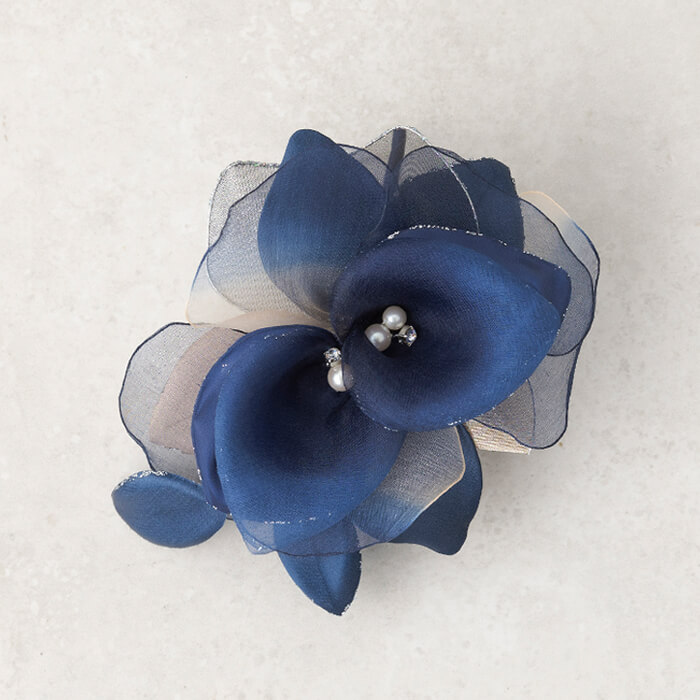 シックな印象のブーケコサージュ ・ネイビー｜東京ソワールオンライン