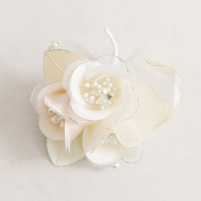 セレモニーシーンに、王道ブーケコサージュ ・クリーム｜東京ソワール