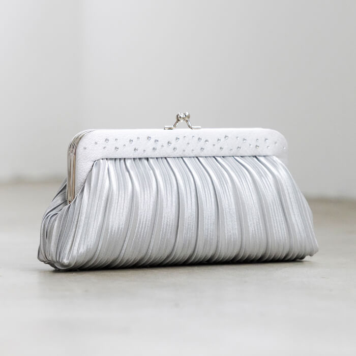 プリーツデザインのがま口バッグ ・シルバー｜東京ソワールオンライン