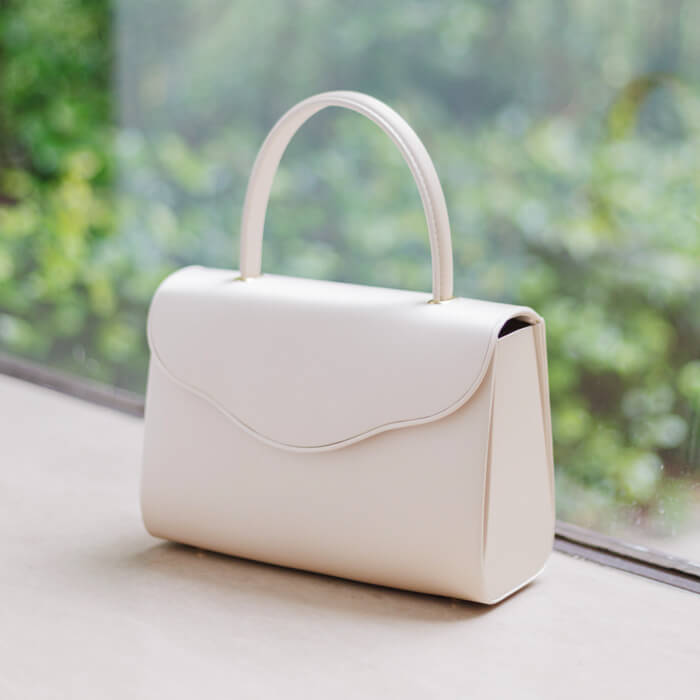 上品デザインのフォーマルバッグ・ベージュ｜東京ソワールオンラインストア