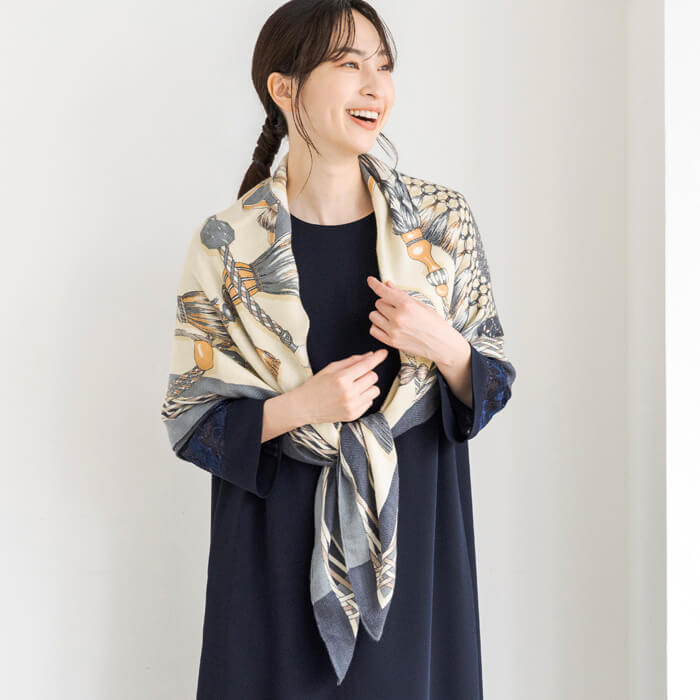 マニプリ｜タッセル柄のウールシルクストール ・グレー｜東京ソワール