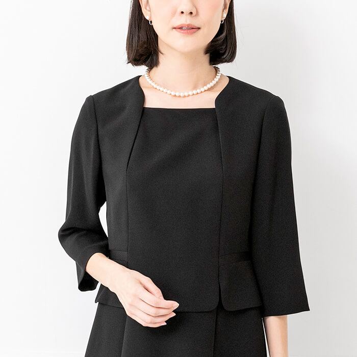 ノーカラーのリボン付アンサンブル 19号・ブラック｜東京ソワール