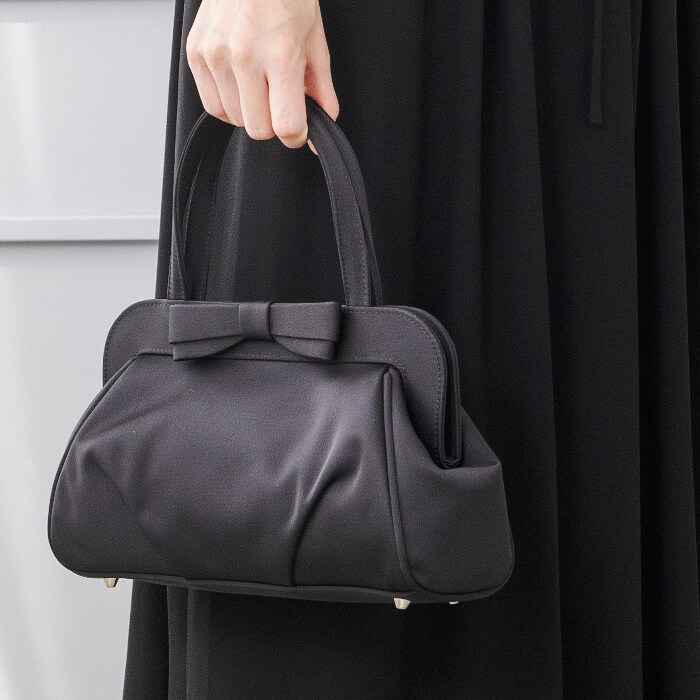 リボンデザインのフォーマルバッグ ・ベージュ｜東京ソワール