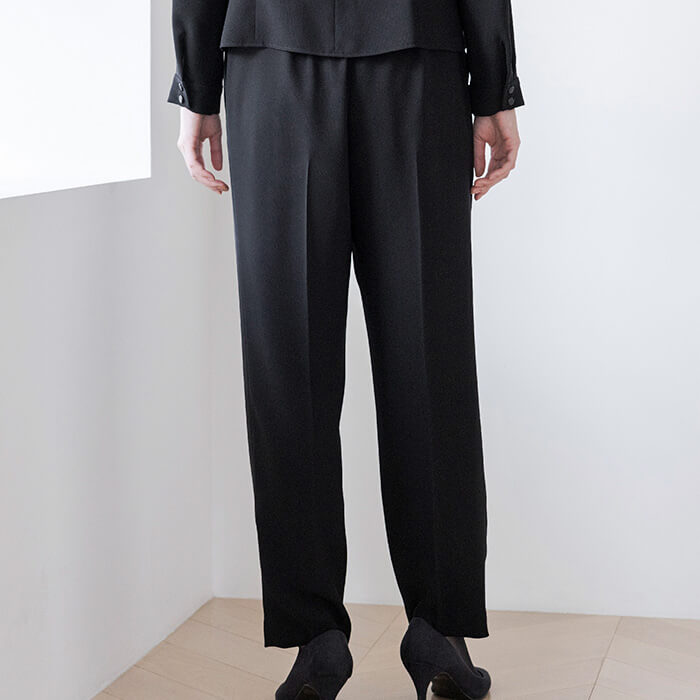 WEB別注｜テーパードのパンツスーツ3点セット 13号・ブラック｜東京