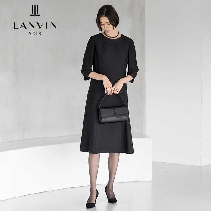 モダンな刺繍がポイントのアンサンブル 9号・ブラック｜東京ソワール