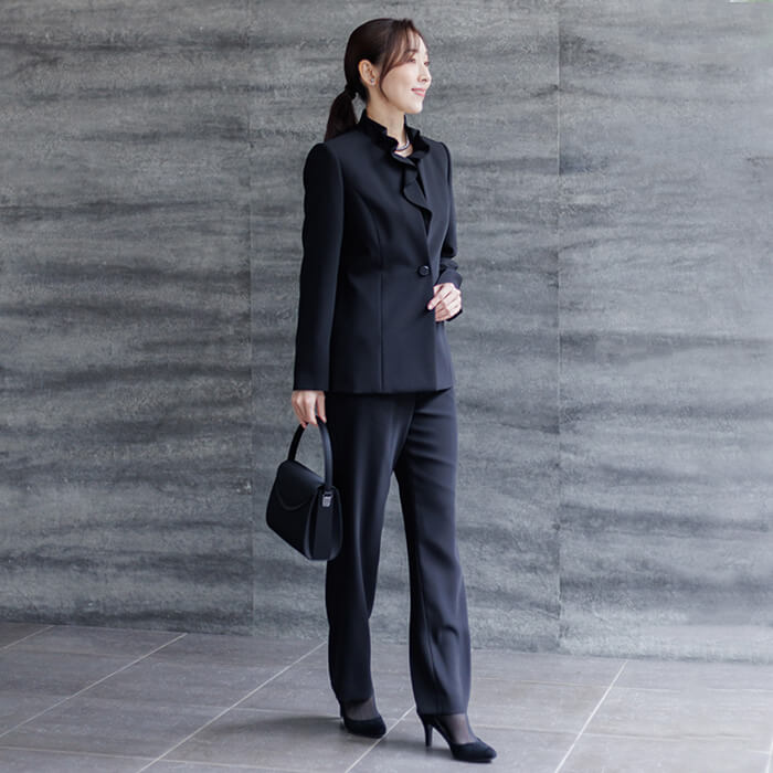 軽い着心地のパンツスーツ 7号・ブラック｜東京ソワールオンラインストア