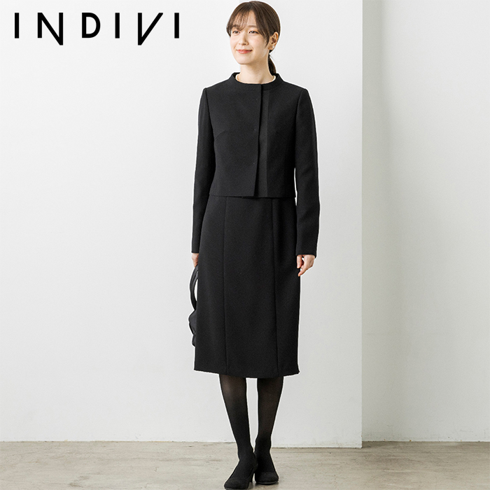 サテン切り替えのシャープなアンサンブル 11号・ブラック｜東京