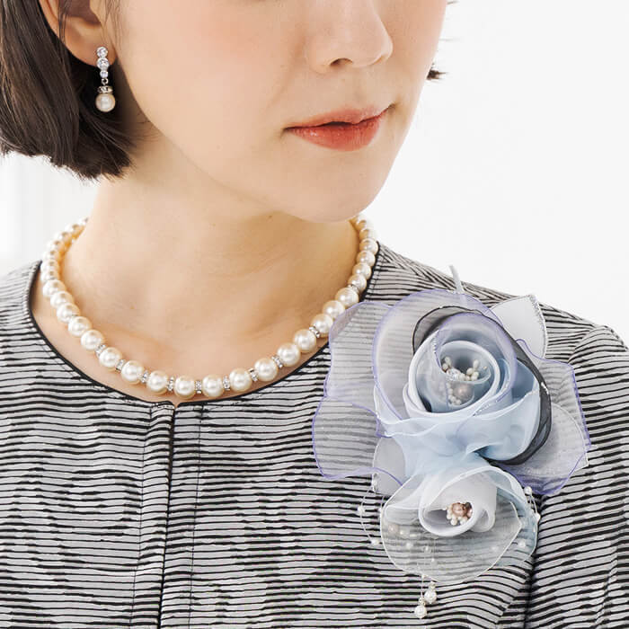 華やかな雰囲気、ブーケコサージュ ・グレー｜東京ソワールオンライン