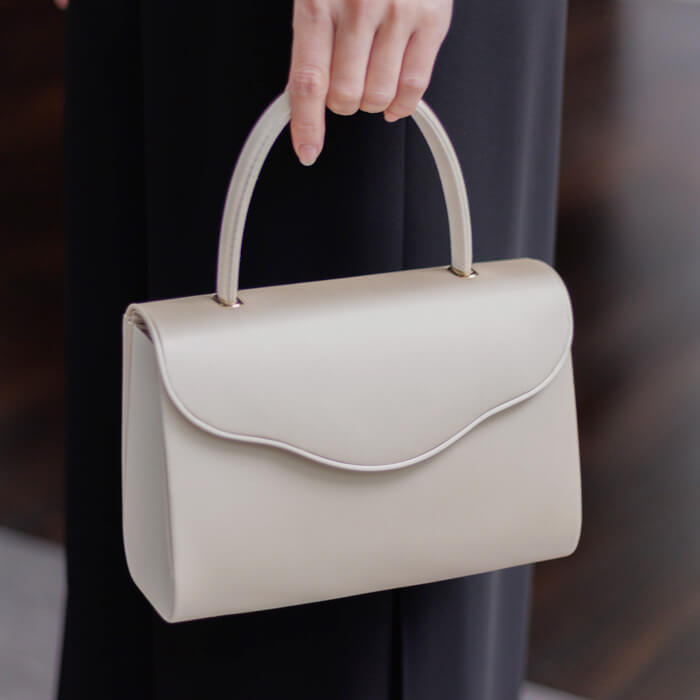 上品デザインのフォーマルバッグ・ベージュ｜東京ソワールオンラインストア