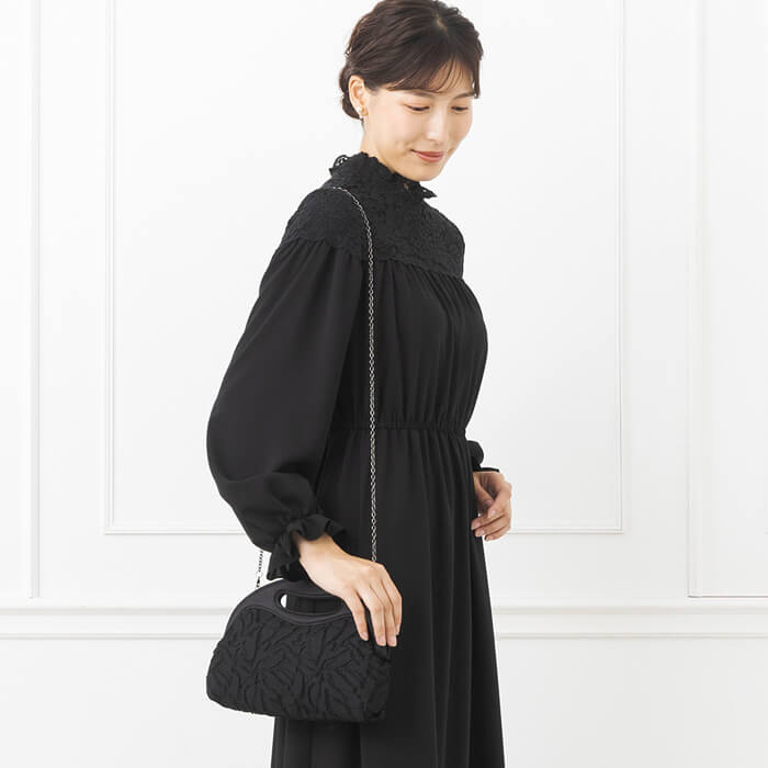 フラワーデザインのポシェットバッグ ・ブラック｜東京ソワール