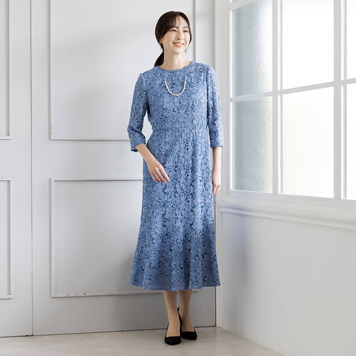 華やかな総レースのワンピース 9号・スカイブルー｜東京ソワール