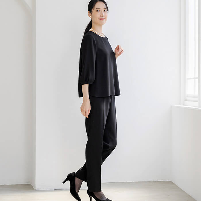 ブラウス付ノーカラージャケットのパンツスーツ 9号・ブラック｜東京