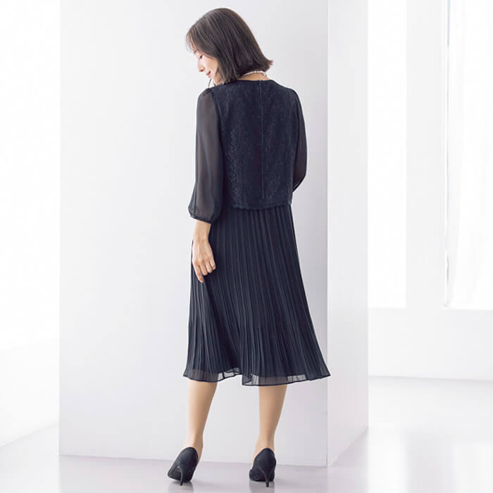 素材感の変化で魅せる大人のセレモニースーツ 13号・ネイビー｜東京