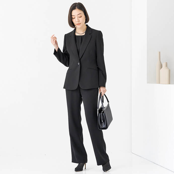 暖か素材のパンツスーツ 9号・ブラック｜東京ソワールオンラインストア