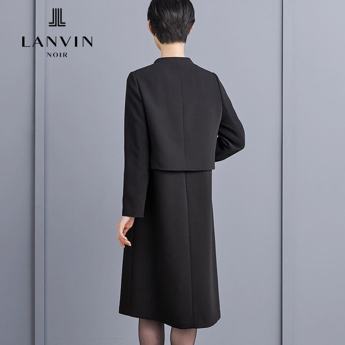 美しいカッティングのアンサンブル 13号・ブラック｜東京ソワール