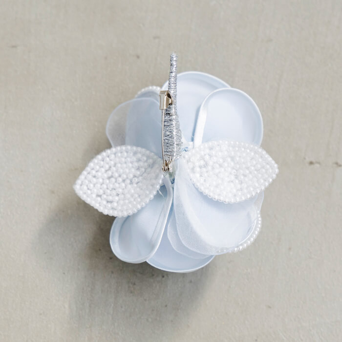 パールトリミングのフラワーコサージュ ・サックス｜東京ソワール