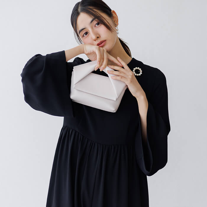 ツイストリボンデザインのレザーバッグ・ホワイト｜東京ソワール