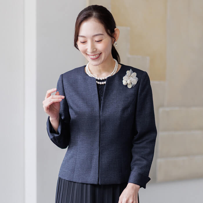 素材感の変化で魅せる大人のセレモニースーツ 11号・ネイビー｜東京